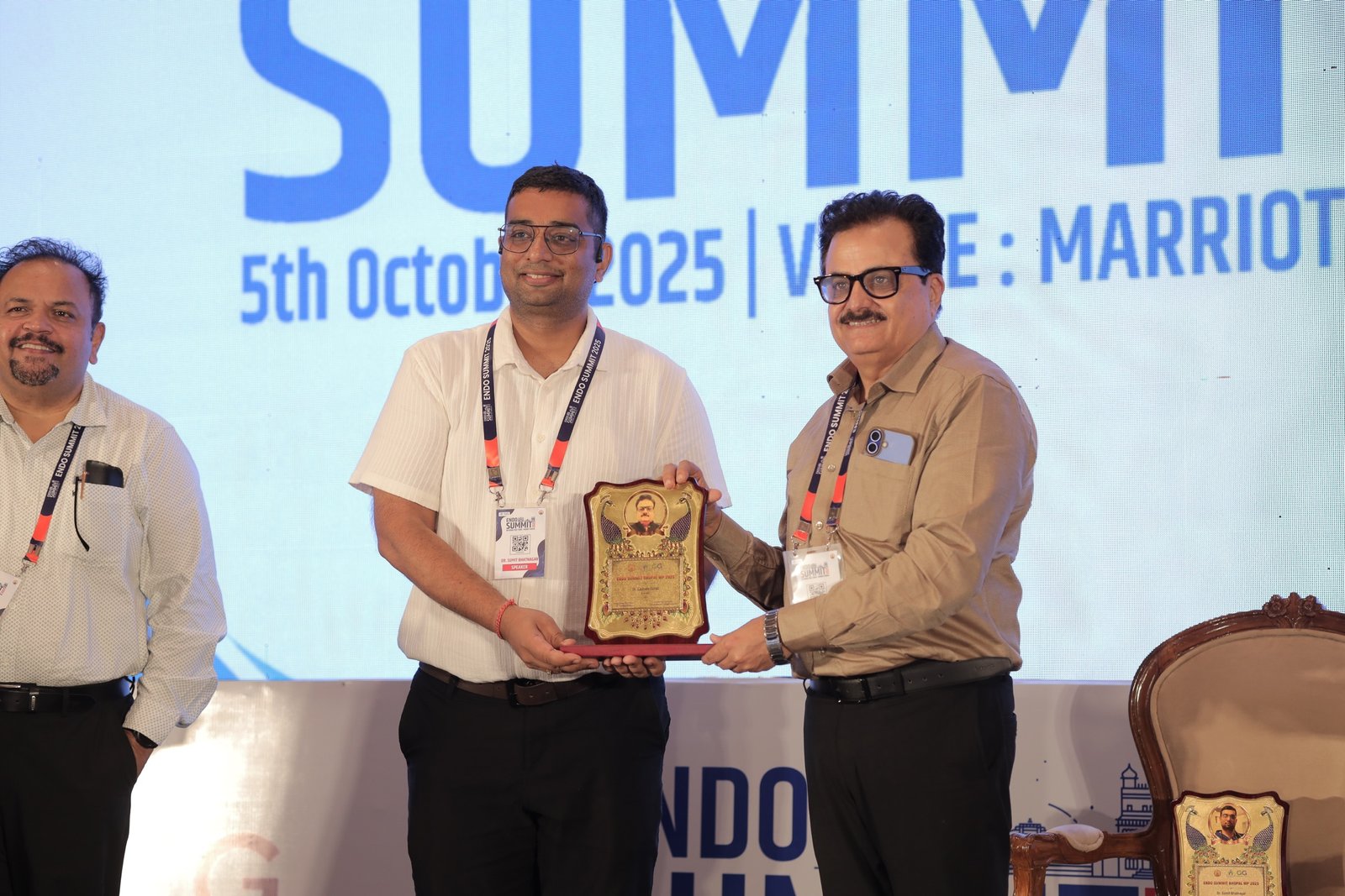 Dr. Sumit Bhatnagar receiving an Endo Summit award