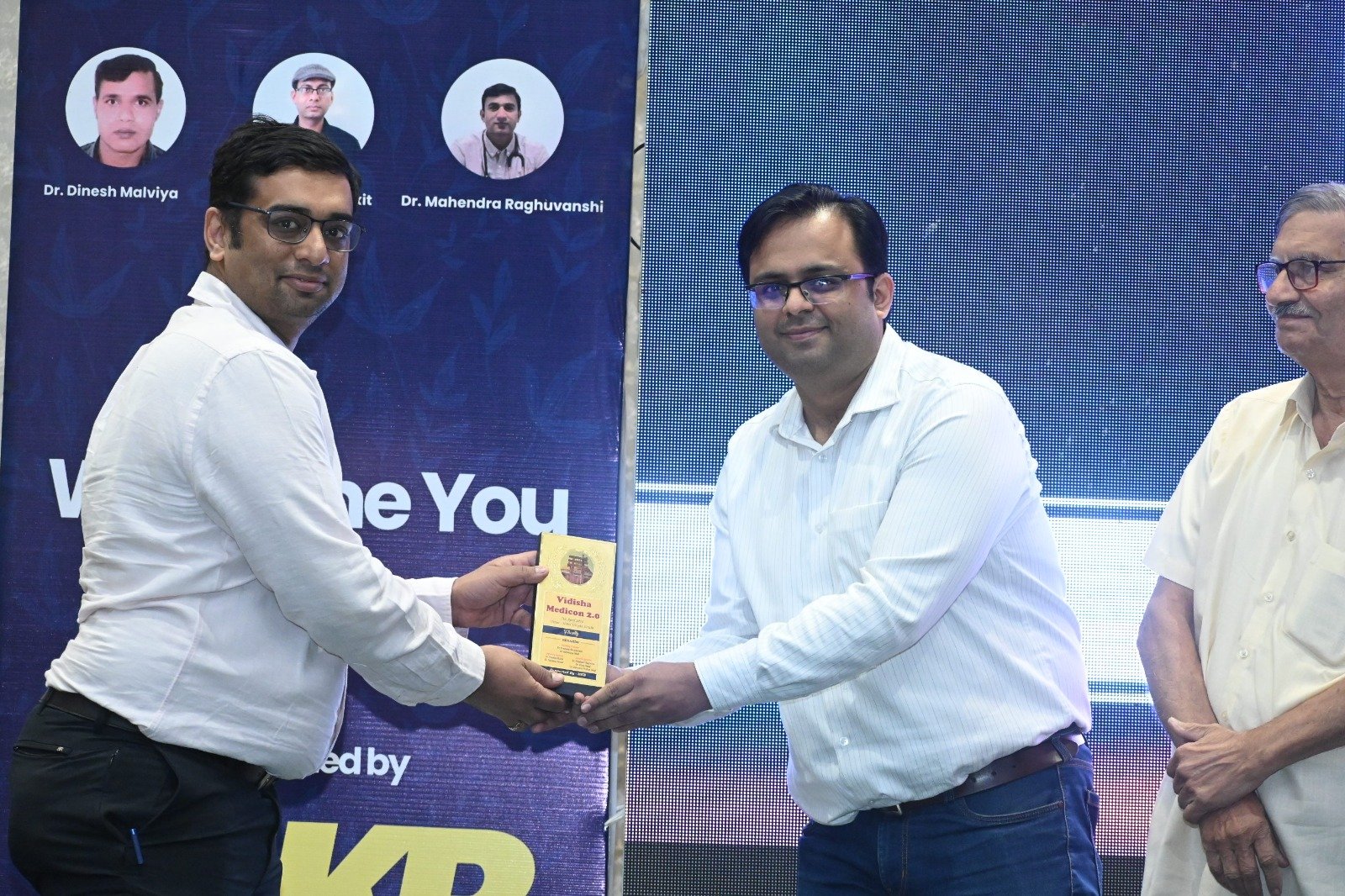 Dr. Sumit Bhatnagar receiving a Vidisha Medicon award